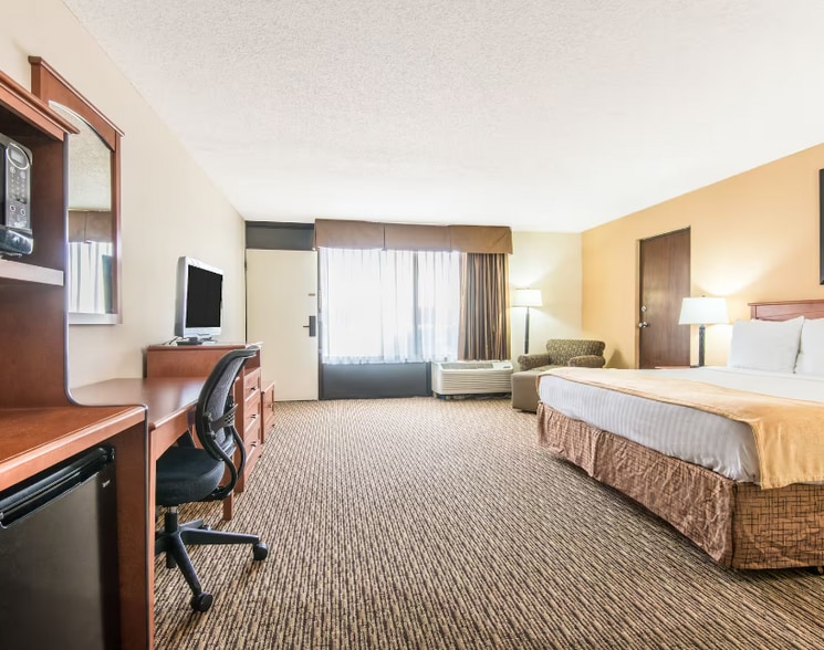 More Photos Of 2804 N Main St, Altus Hotel For Sale