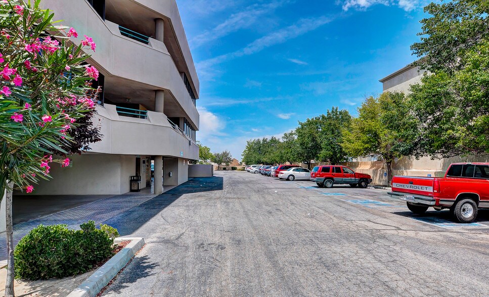More Photos Of 1669 W Avenue J, Lancaster Medical For Lease
