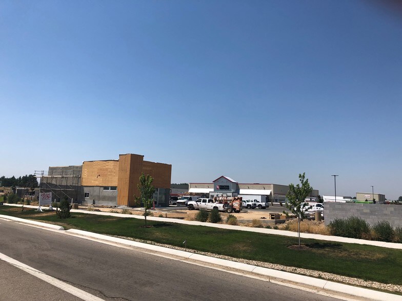More Photos Of 817-821 N Meridian Rd, Kuna Freestanding For Lease