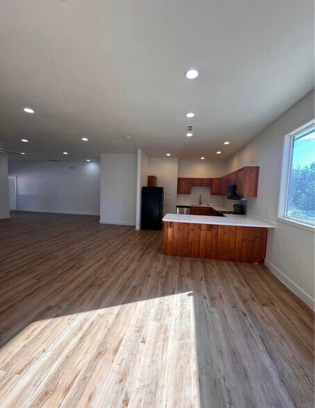 More Photos Of 85188 Highway 101, Florence Light Manufacturing For Lease
