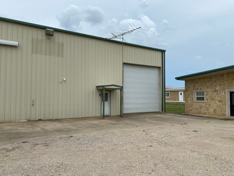 More Photos Of 2591 Malloy Bridge Rd, Ferris Distribution For Lease