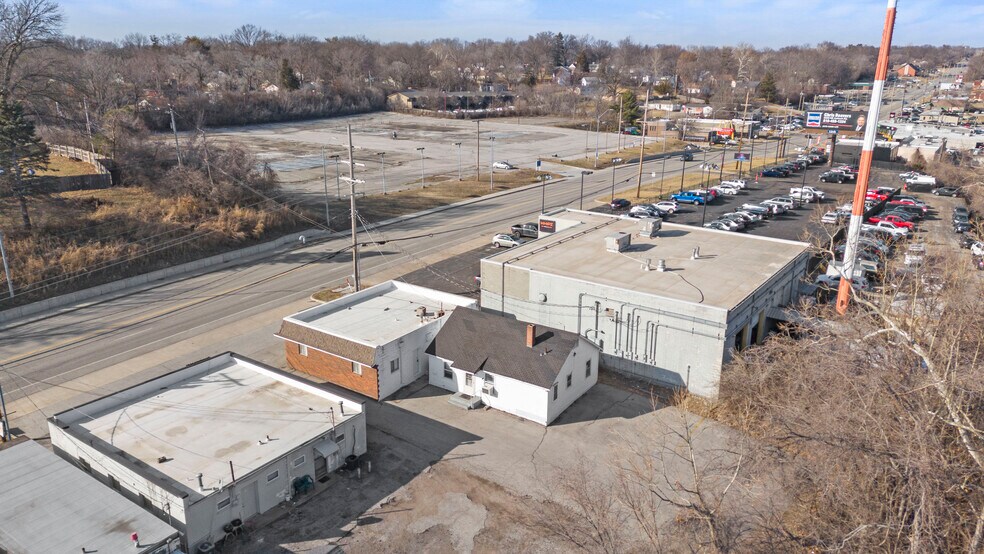 More Photos Of 3911 N Oak Tfwy, Kansas City Office For Sale