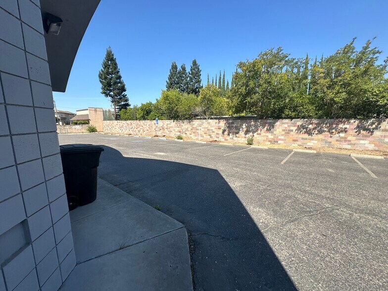 More Photos Of 316 W F St, Oakdale Storefront Retail Office For Lease