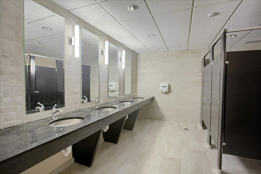 More Photos Of 1000 N Cameron St, Harrisburg Flex For Lease