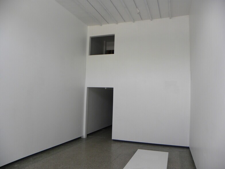 More Photos Of 1101-1119 S La Brea Ave, Los Angeles Freestanding For Lease