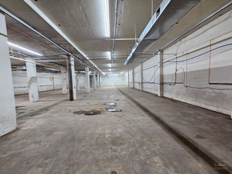 More Photos Of 36 Winnipeg Rd, Clinton Warehouse For Lease