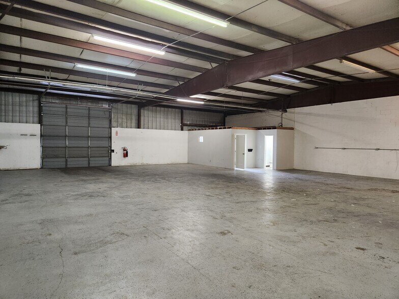 More Photos Of 1617 Peach Leaf St, Houston Warehouse For Lease