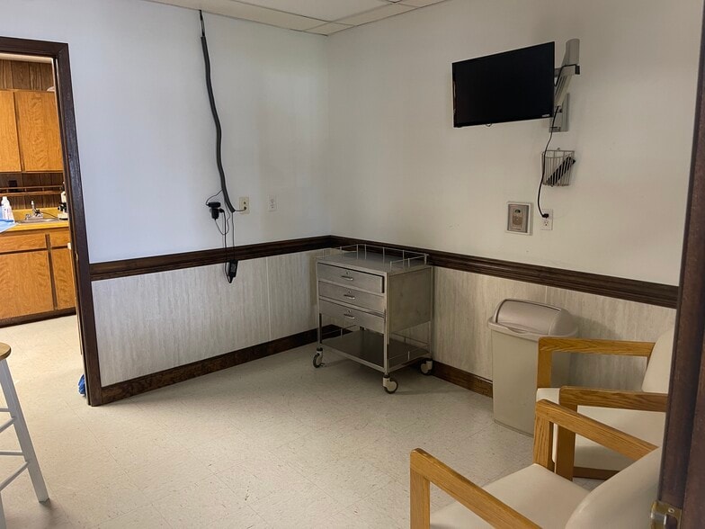 More Photos Of 7426 Maynardville Hwy, Knoxville Veterinarian Kennel For Sale