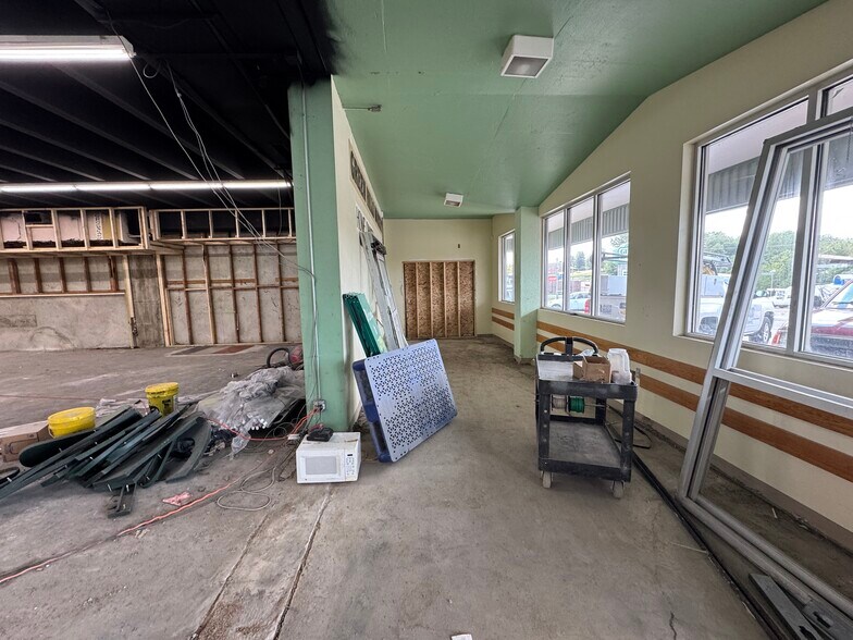 More Photos Of 3225 N Belt Hwy, Saint Joseph General Retail For Lease