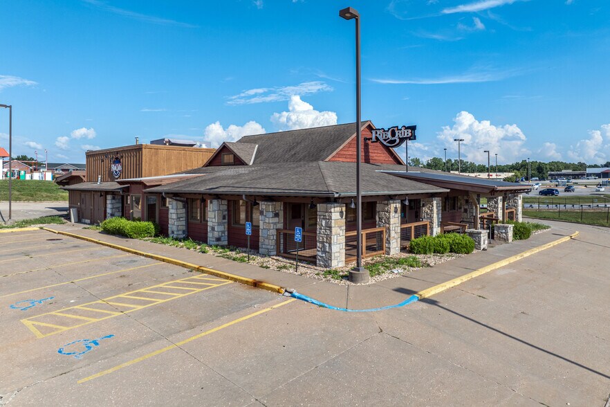 More Photos Of 3704 Faraon St, Saint Joseph Restaurant For Lease