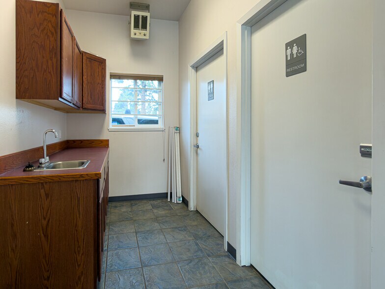 More Photos Of 805 US-101, Bandon General Retail For Sale