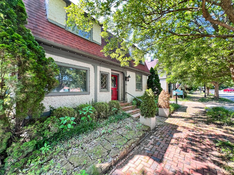 More Photos Of 1 Swan St, Asheville Freestanding For Sale