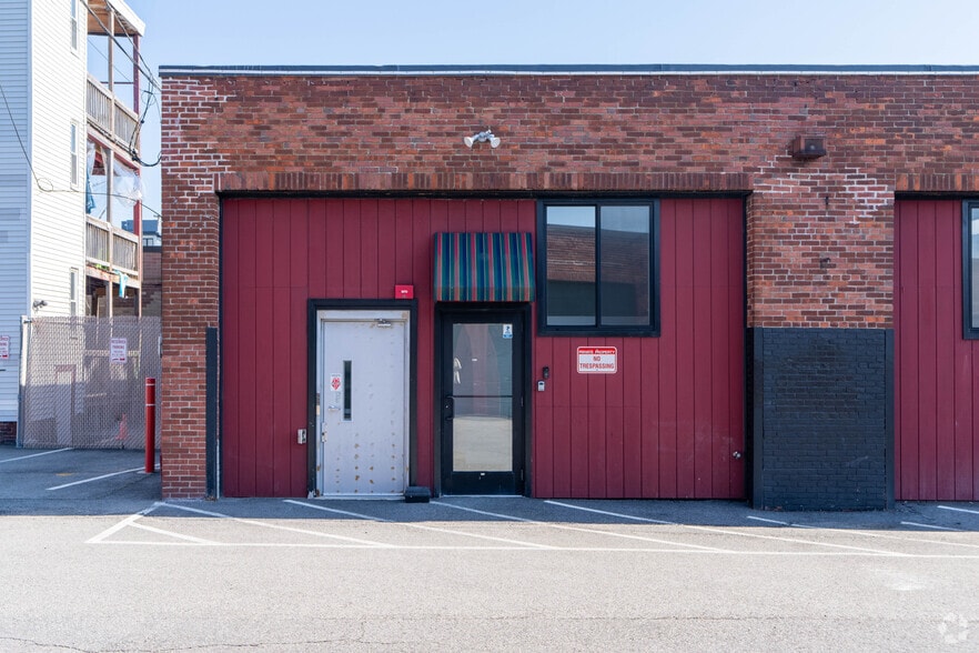 More Photos Of 6-8 Wadleigh Pl, South Boston Flex For Lease