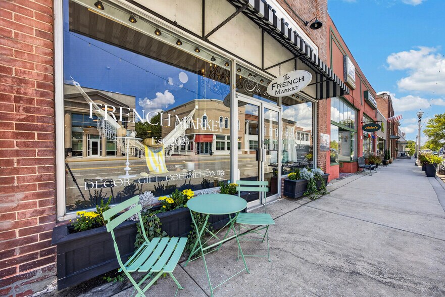 More Photos Of 107 W Commercial Ave, Monterey Office For Sale