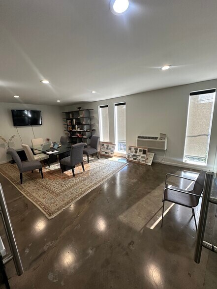 More Photos Of 1915 Commonwealth St, Houston Office For Lease