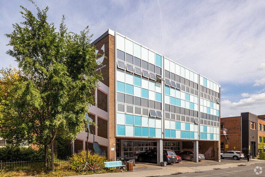 More Photos Of 2205 Rue Parthenais, Montréal Showroom For Lease