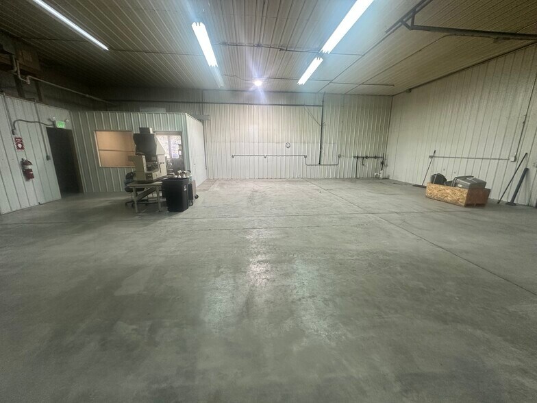 More Photos Of 636 S East St, Mount Carroll Warehouse For Lease