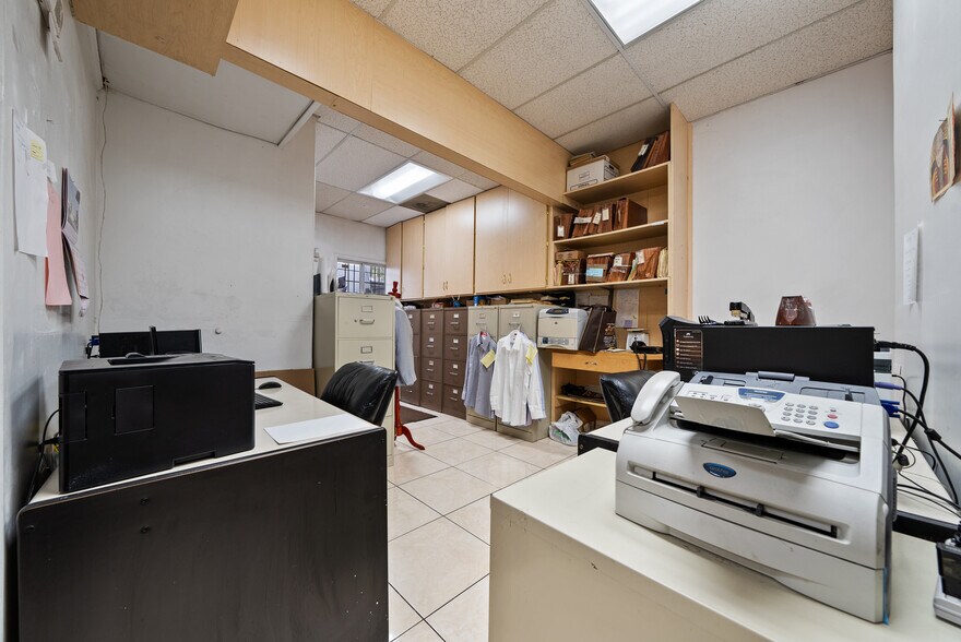 More Photos Of 12437 Ventura Blvd, Studio City Storefront For Lease