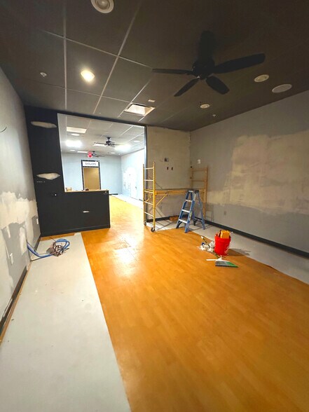 More Photos Of 471-479 W Central St, Franklin Freestanding For Lease