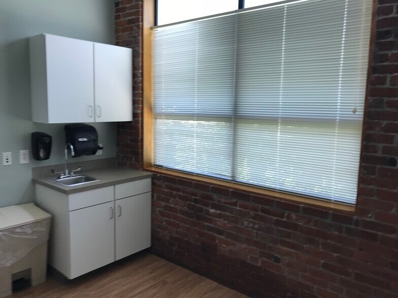 More Photos Of 594 Great Rd, North Smithfield Medical For Lease