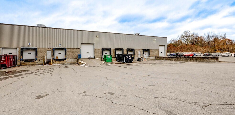 More Photos Of 20655-20675 Boul Industriel, Sainte-Anne-de-Bellevue Manufacturing For Lease