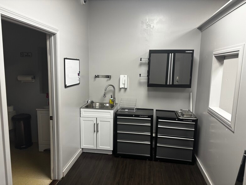 More Photos Of 1916 Kingstown Rd, Wakefield Freestanding For Lease