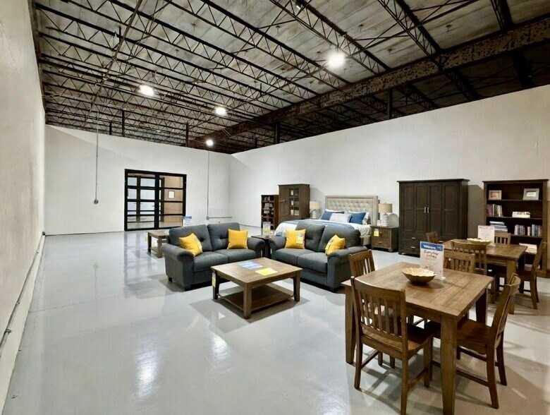 More Photos Of 600 S 1st St, Rogers Warehouse For Lease