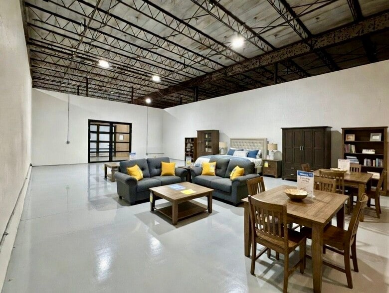 More Photos Of 600 S 1st St, Rogers Warehouse For Lease