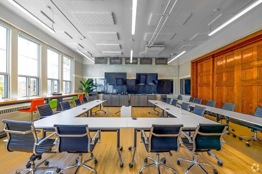 More Photos Of 300 King St S, Whitby Office For Sale