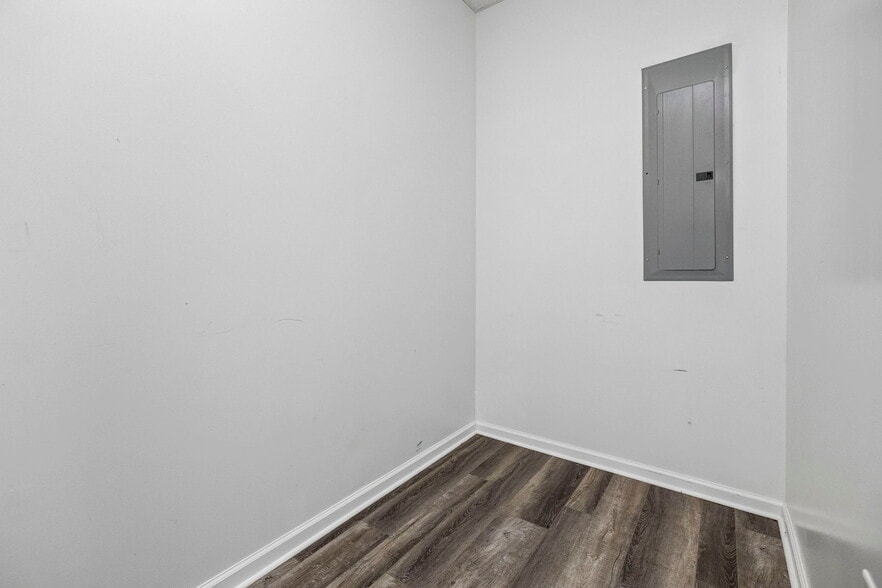 More Photos Of 206 Claire Ave, Oak Grove General Retail For Lease