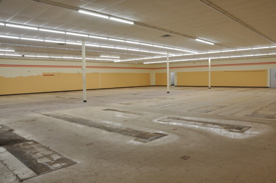 More Photos Of 704 W 3rd Ave N, Aurora Freestanding For Sale