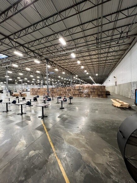 More Photos Of 7765 National Tpke, Louisville Warehouse For Lease