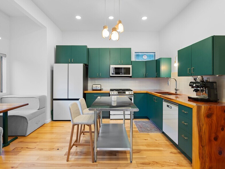 More Photos Of 1305 SE Belmont St, Portland Office For Sale