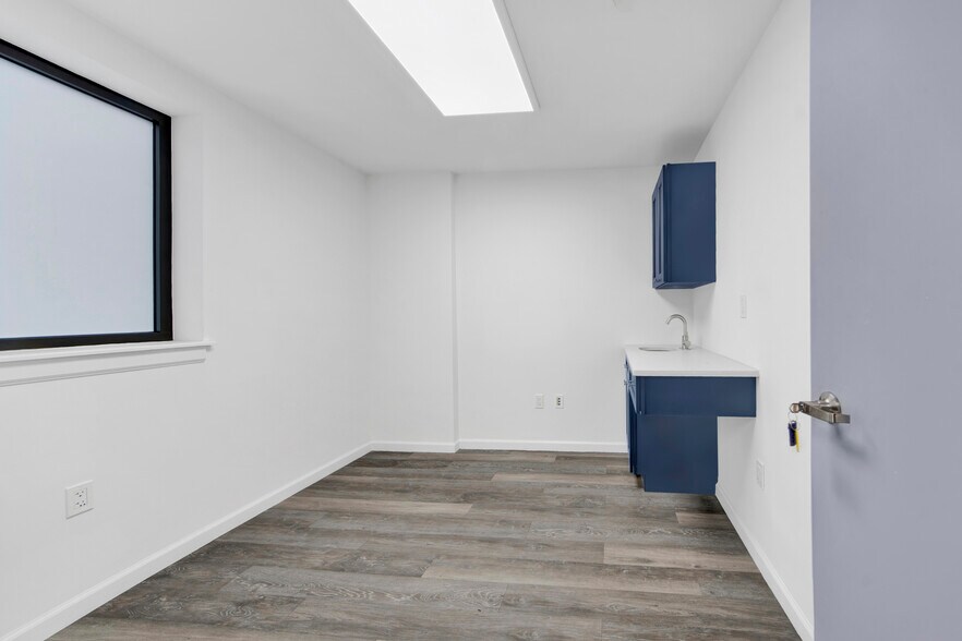 More Photos Of 505 168th 4th Fl St, New York Healthcare For Lease