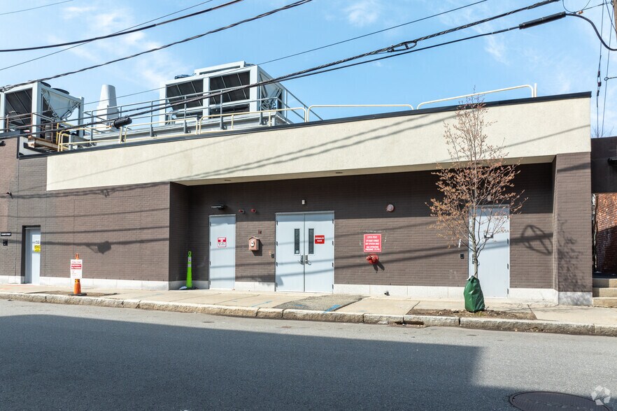 More Photos Of 179 Bent St, Cambridge Warehouse For Lease