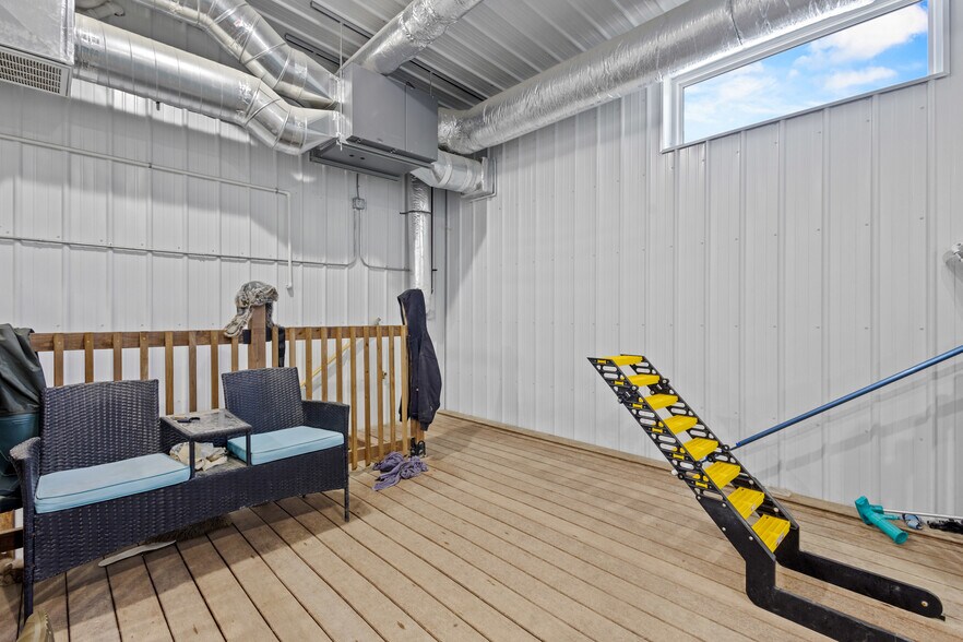 More Photos Of 390 Progress Dr, Cottage Grove Veterinarian Kennel For Sale