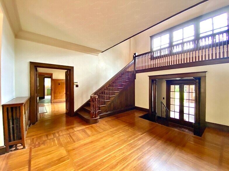 More Photos Of 219 N Broadway St, Tupelo General Retail For Lease