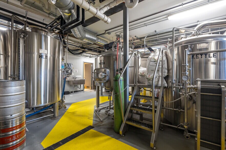 More Photos Of 6811 Hickory St, Tinley Park Bar For Sale