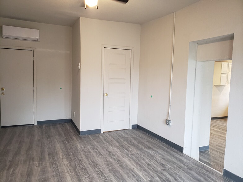 More Photos Of 1211 Gladstone, San Antonio Specialty For Sale