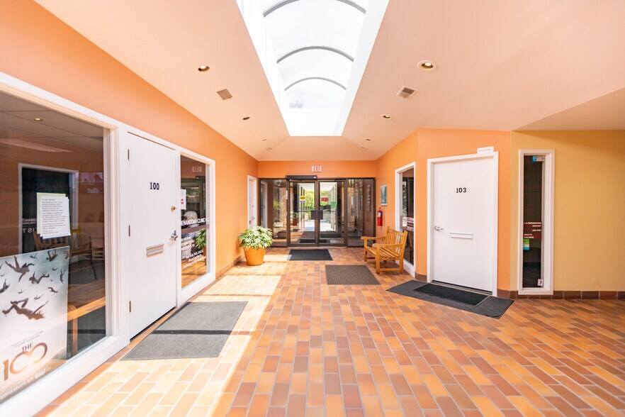 More Photos Of 909 W Maple Rd, Clawson Medical For Lease