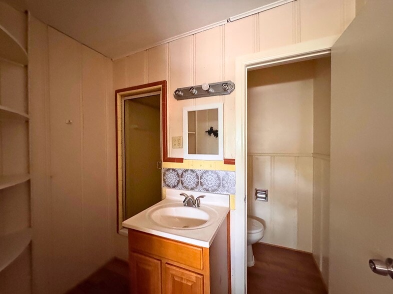 More Photos Of 1278 Bandera Rd, San Antonio General Retail For Sale