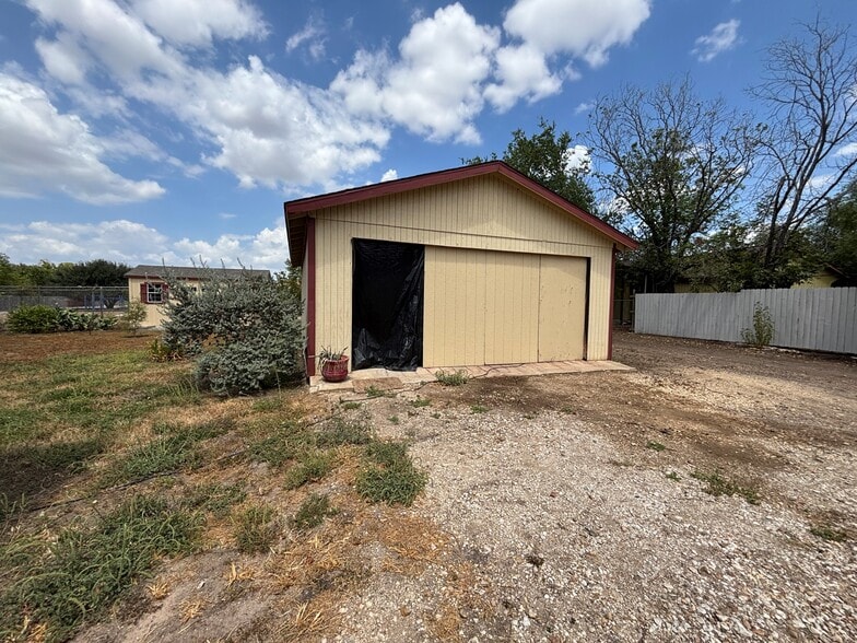 More Photos Of 147 Wainwright St, San Antonio Flex For Sale