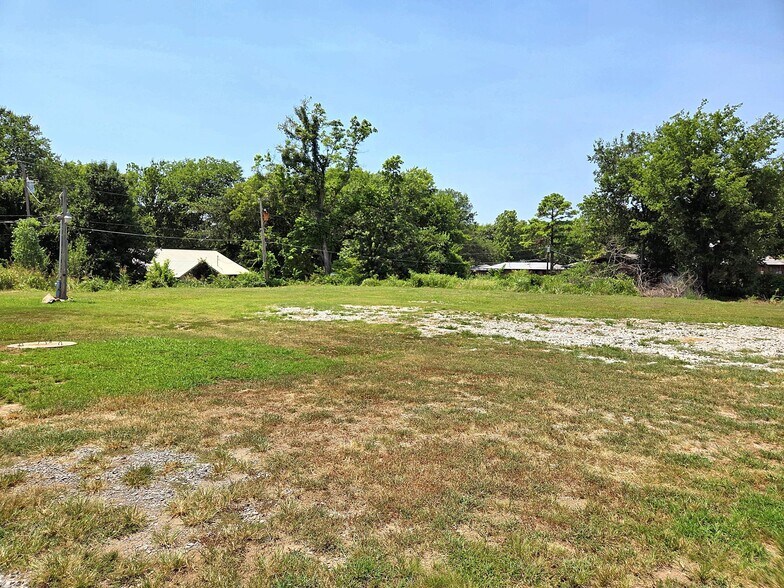 More Photos Of 33774 Highway 51, Wagoner Showroom For Lease