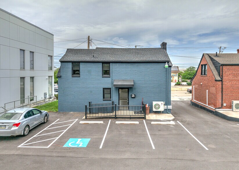 More Photos Of 729 Dekalb Pike, King Of Prussia Office For Lease