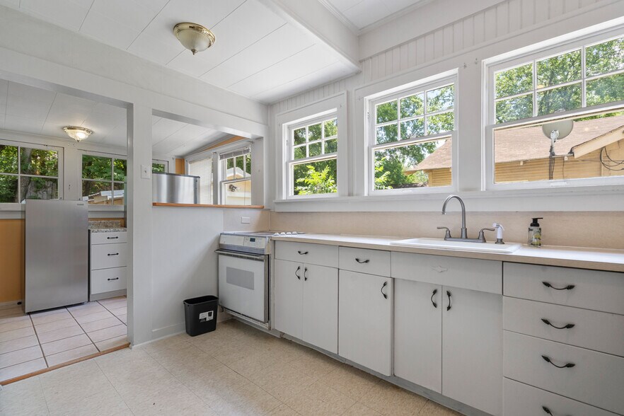 More Photos Of 107 Barry St, Hot Springs Medical For Sale