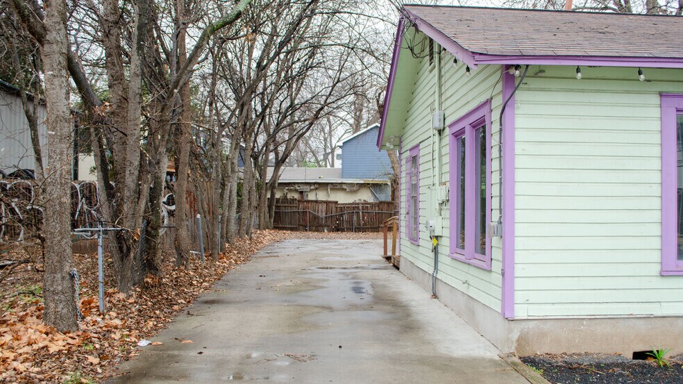 More Photos Of 2214 S 1st St, Austin Freestanding For Sale