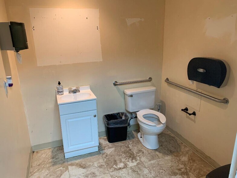 More Photos Of 4050 Westgate Ave, West Palm Beach Showroom For Lease