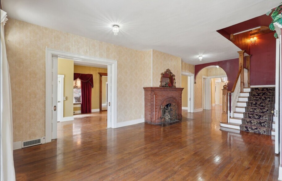 More Photos Of 118 S Walnut St, Troy Showroom For Sale