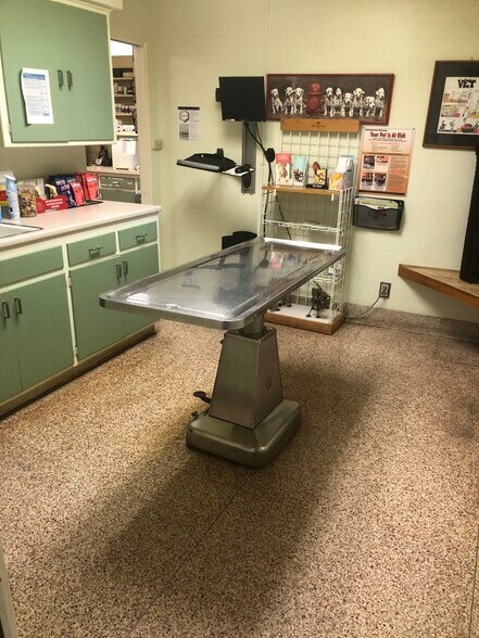 More Photos Of 207 China Grade Loop, Bakersfield Veterinarian Kennel For Sale