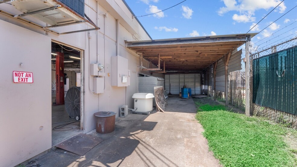 More Photos Of 16522-16536 Park Row, Houston Light Distribution For Sale